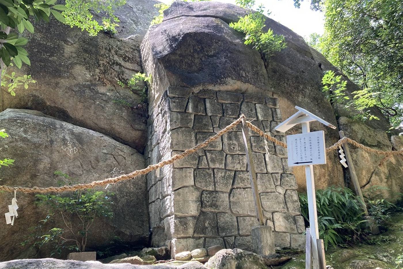 【兵庫】神秘的な岩が特徴！住宅街にポツリと佇む越木岩神社 image