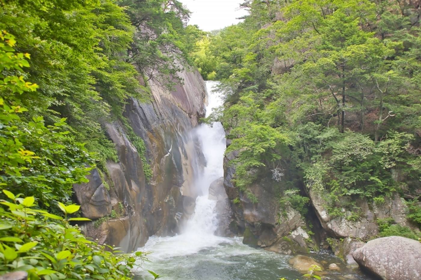 マイナスイオンたっぷり！都心から気軽に行ける山梨の滝7選 image