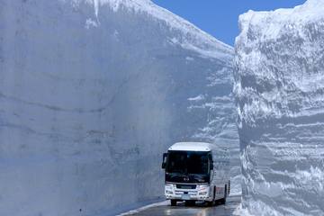 【2024年】雪の多い年はあたり年？！日本のレア絶景「雪の大谷」立山黒部アルペンルートの見どころ