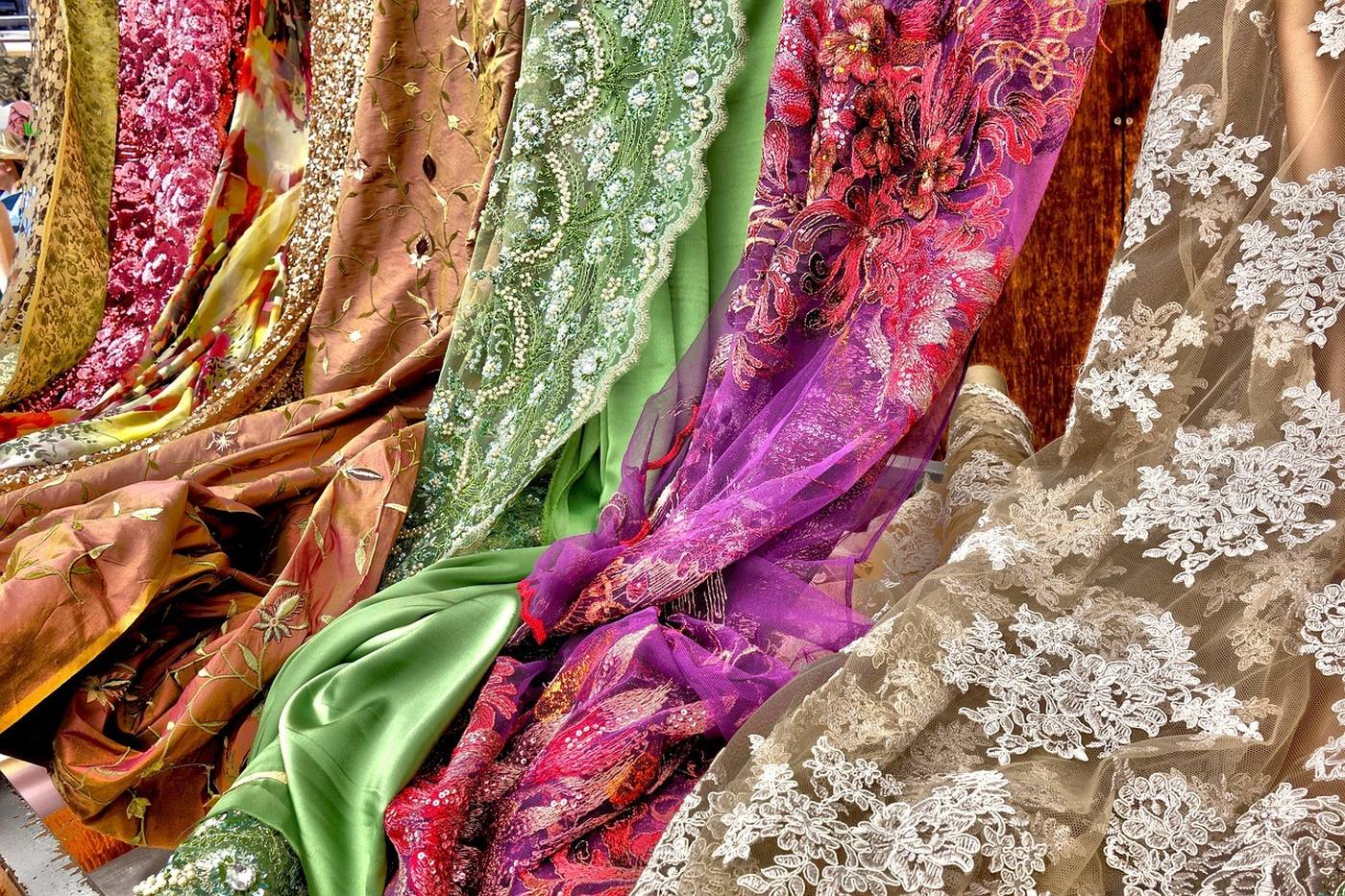 【ハンドメイド】インドの伝統的な技法「ザリ刺繍」って？歴史や特徴をご紹介～世界の刺繍～ image