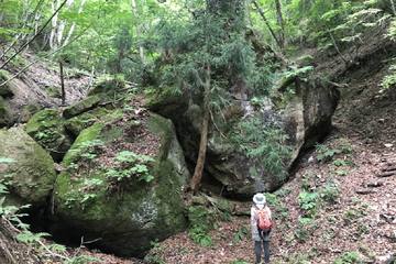 【信州里山登山・岩殿山】奇岩の点在する修行道！美しい自然の造形に圧倒される＜長野＞