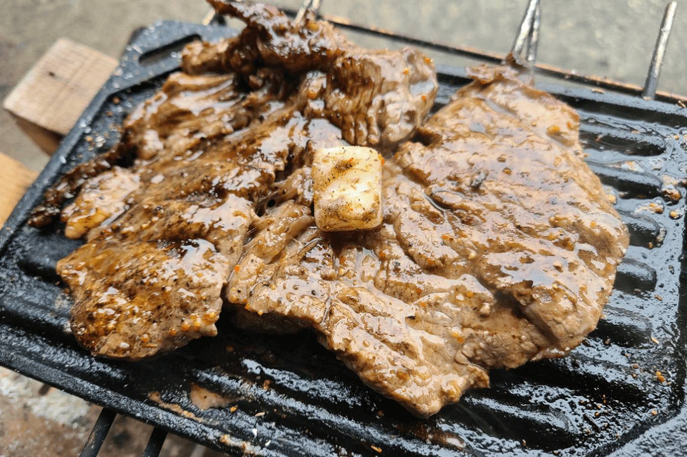 【キャンプの醍醐味！】鉄板と焚き火で作る簡単ステーキレシピ image