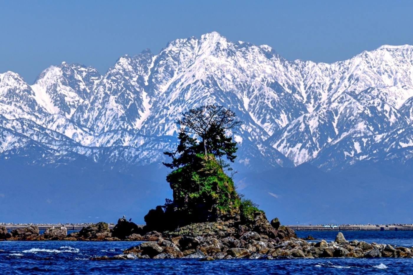 【春から初夏がおすすめ！】絶景♪ 雨晴海岸の見どころと周辺観光スポット＜富山県＞ image