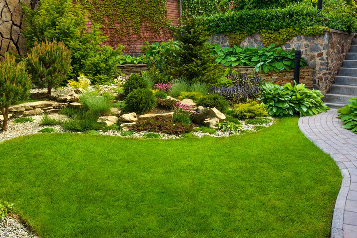 【ガーデニング】緑を楽しめる庭づくりをしよう！管理と作業の基本について image