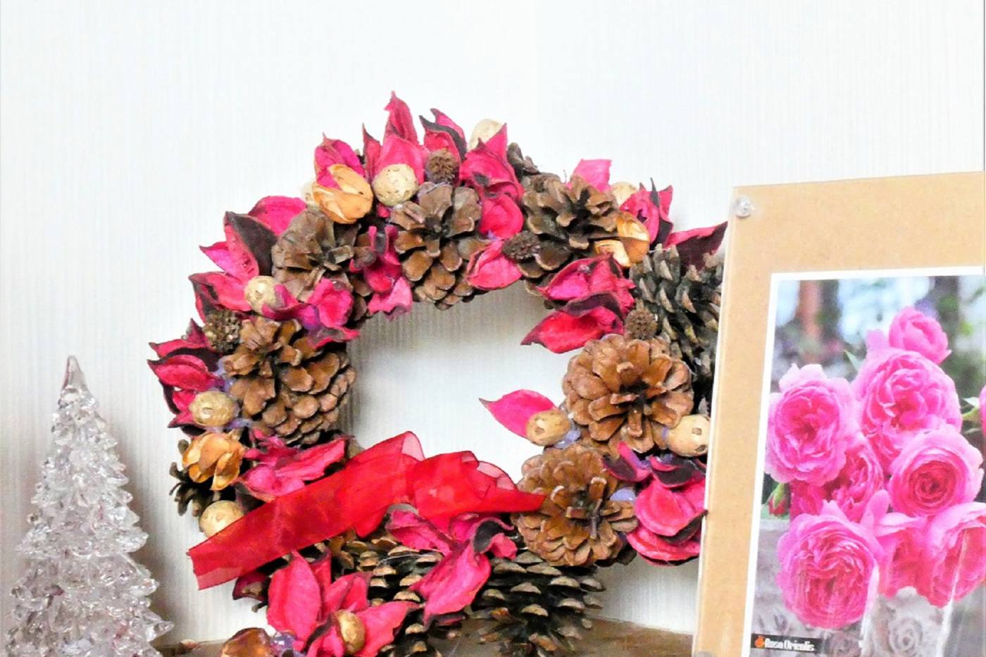 クリスマスに飾ろう！松ぼっくりやドライフラワーのバラで作るオリジナルリース image