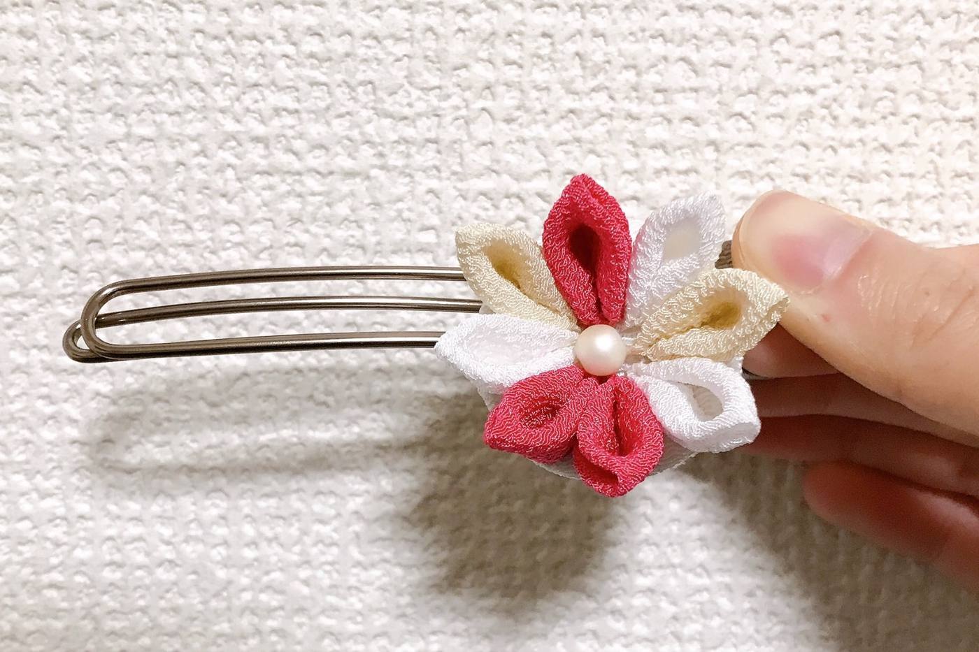 つまみ細工初心者でも簡単にできる！剣つまみで作る8枚花の作り方【ハンドメイド】 image