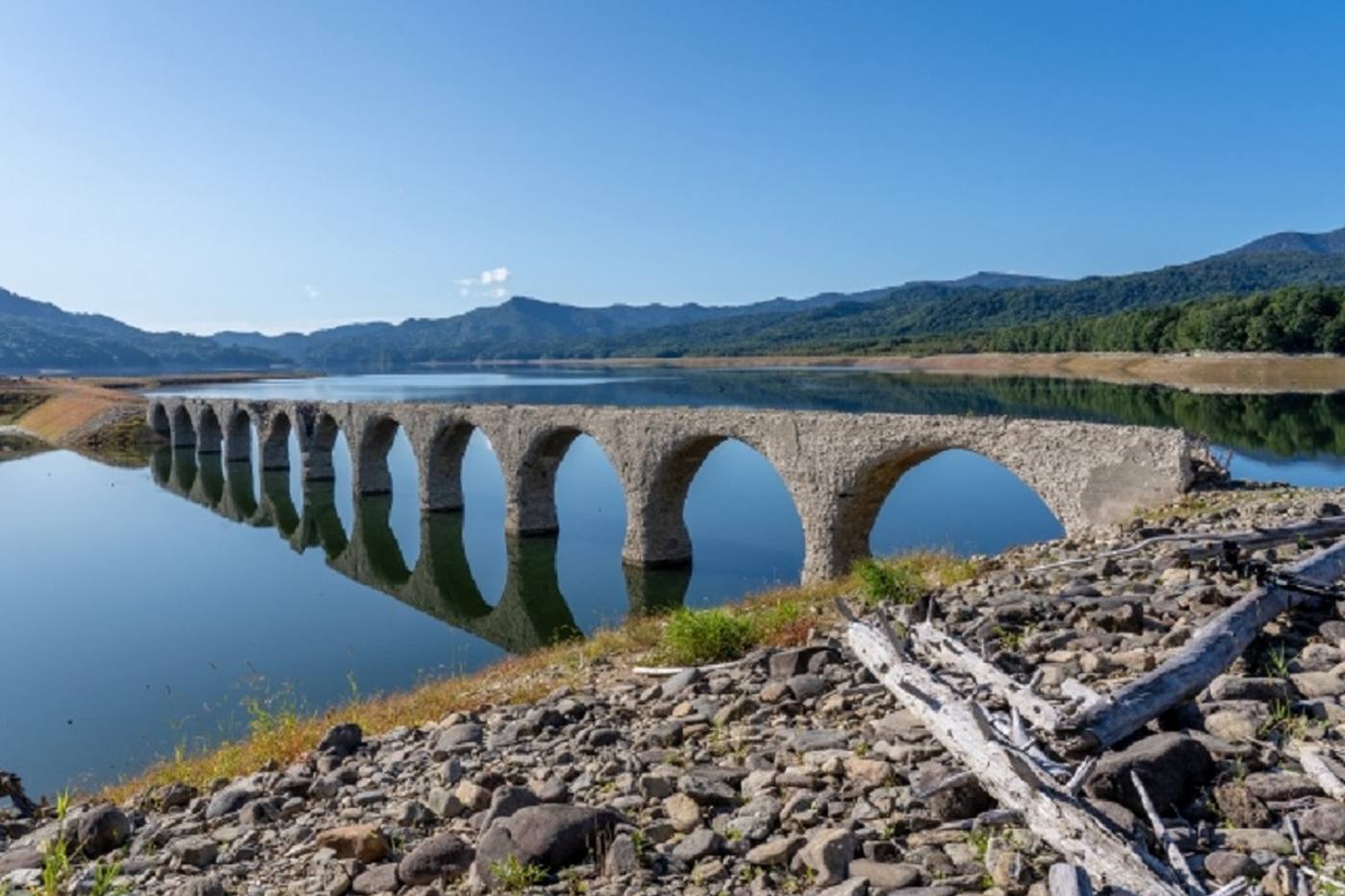 湖面にかかる不思議な橋・北海道 タウシュベツ川橋梁の秘密と観光情報 image