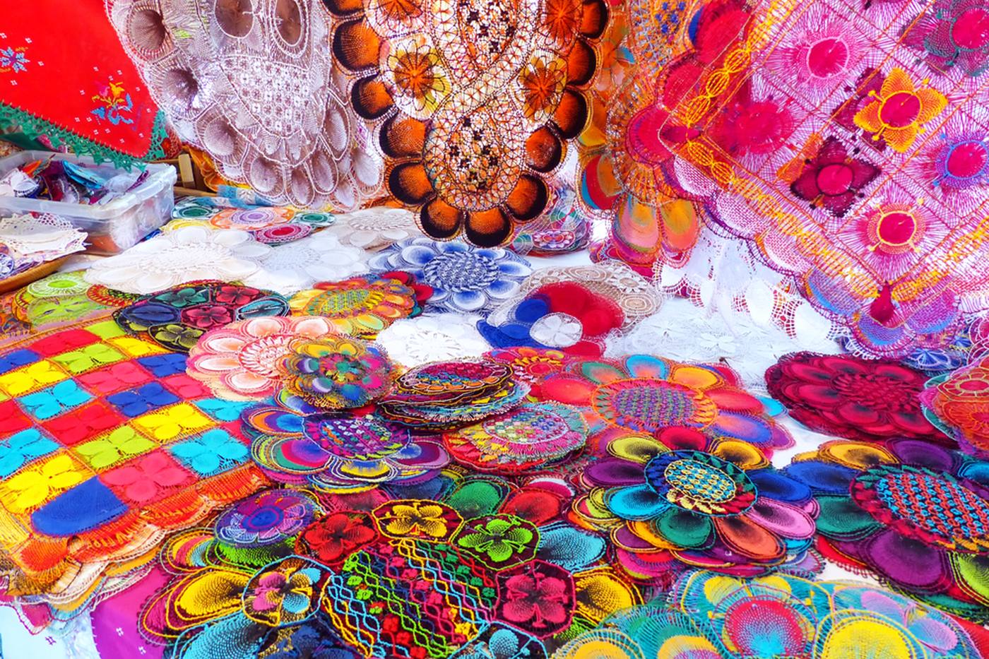 【ハンドメイド】パラグアイの伝統的な技法「ニャンドゥティ刺繍」って？歴史や特徴をご紹介～世界の刺繍～ image