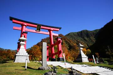 【山形】修行僧が絶えない生まれ変わりを祈る「湯殿山」