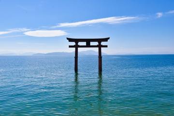 【神秘的な絶景へ】湖の中に浮かぶ鳥居？滋賀の白鬚神社の見どころ&周辺スポット4選