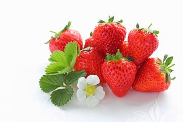 【ハンドメイド】小物のワンポイントに♪ リボンでイチゴの刺繍を刺してみよう！