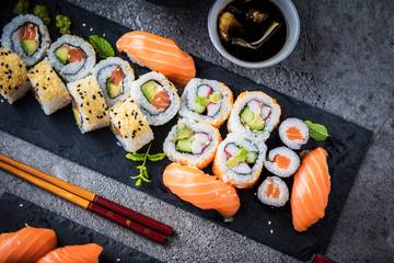 海外の日本食ってどんな感じ？人気のメニューやユニークな寿司ロールのレシピを紹介！