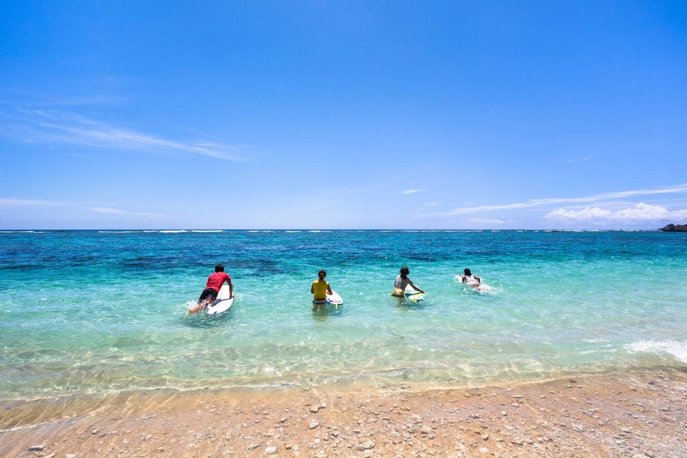 沖縄サーフィンポイント完全ガイド！初心者から上級者まで楽しめるビーチとシーズン image