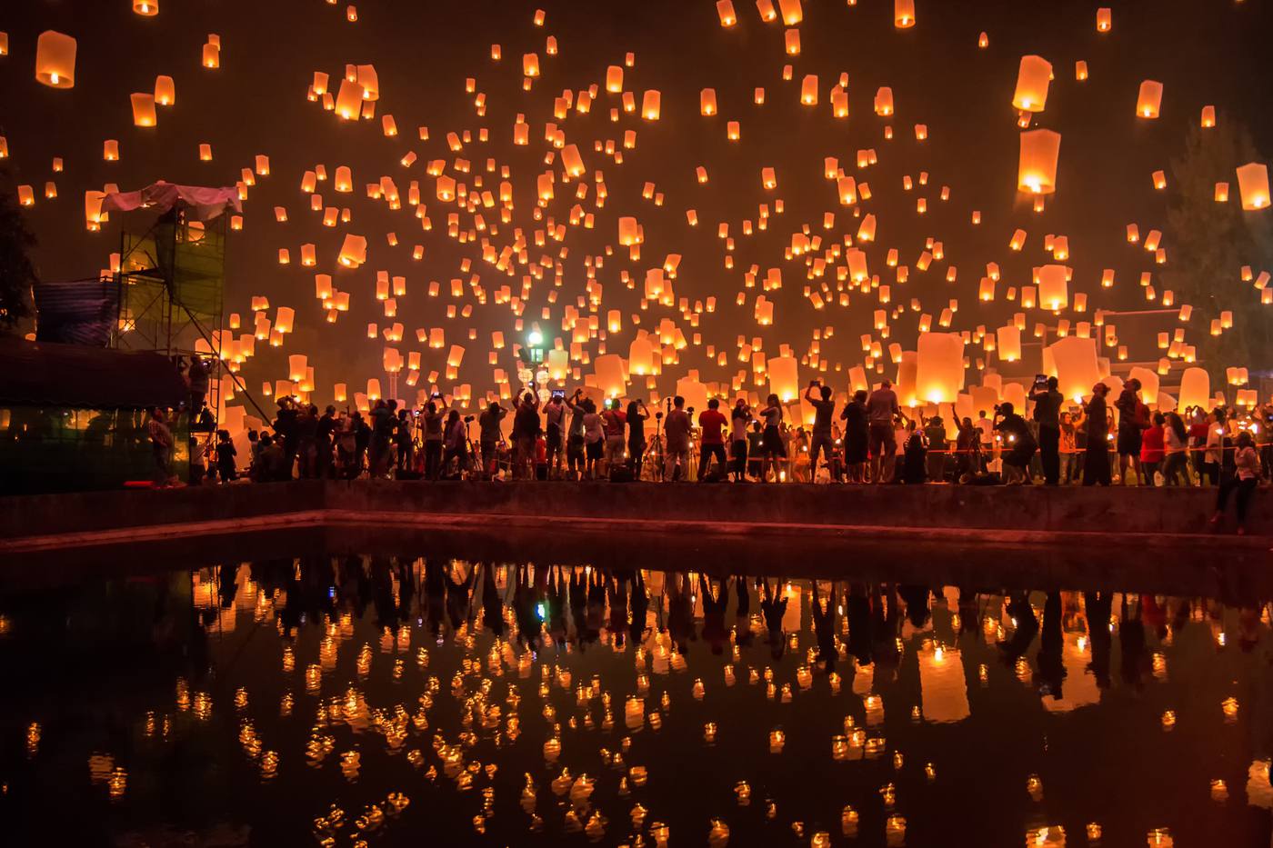 コムローイとは？無数の灯りが夜空に放たれる幻想的なお祭りが見たい！ image