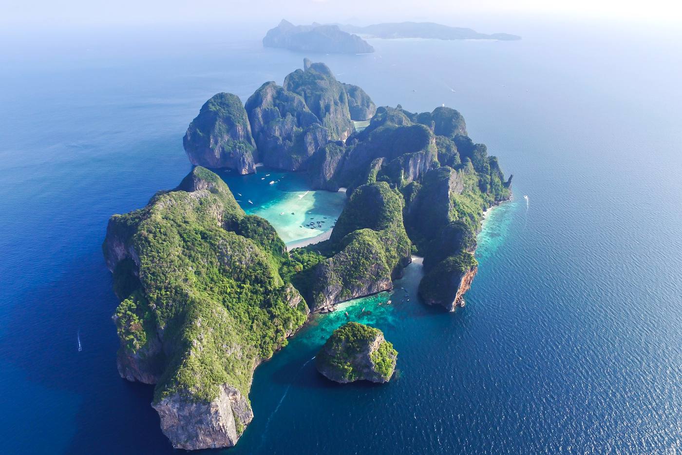 ピピ島とは？エメラルドとホワイトのコントラストが美しいタイの絶景 image