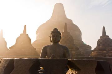 世界最大級の仏教遺跡ボロブドゥールの見どころとおすすめホテル