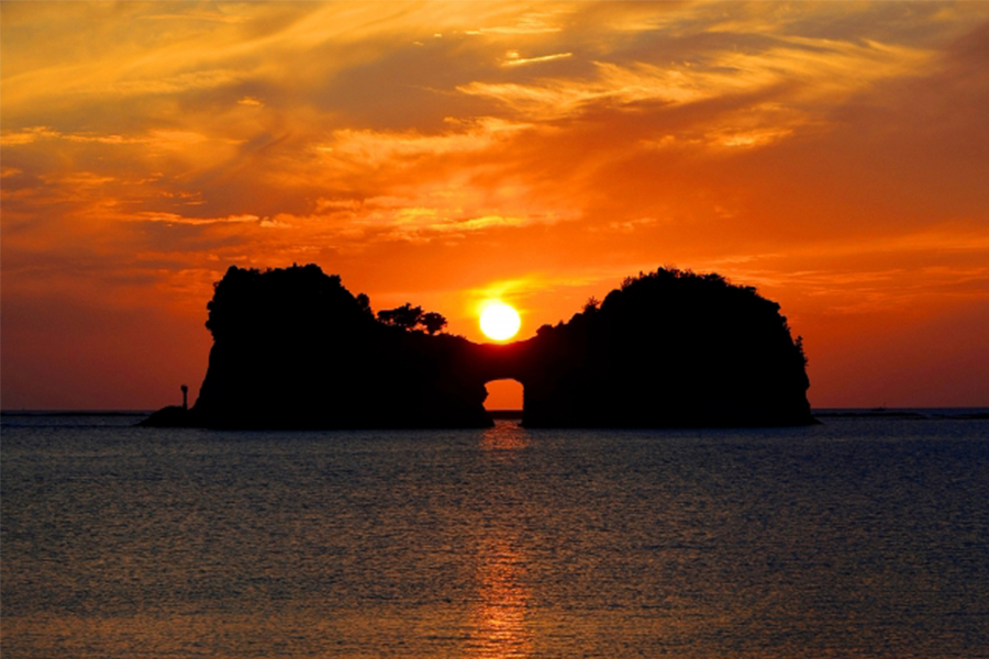 夕暮れの円月島