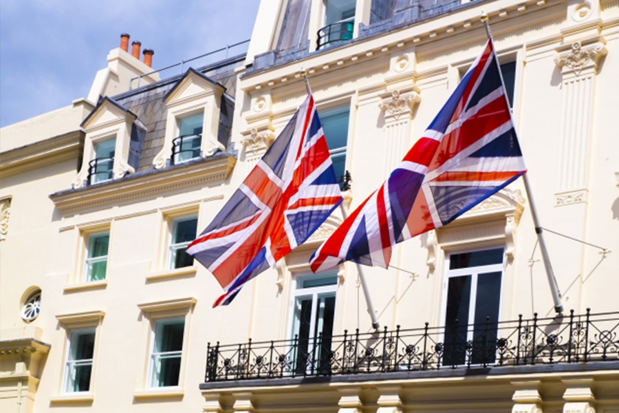 ロンドンの建物とイギリスの国旗