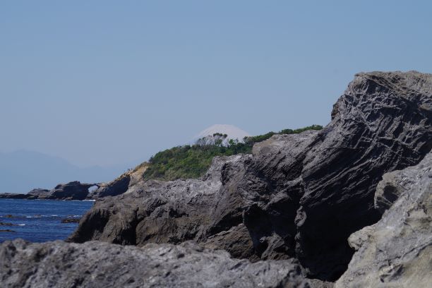 富士山と海岸の岩石