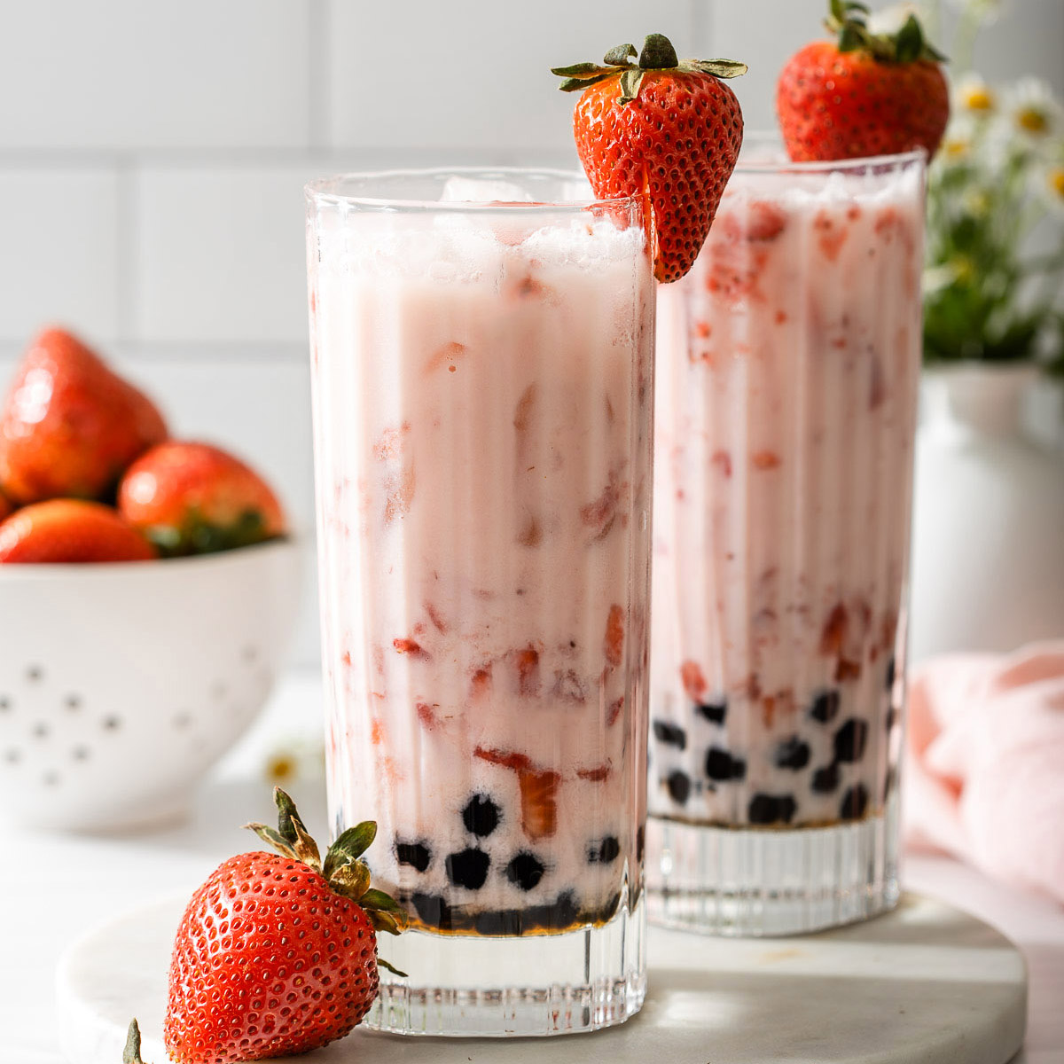 Strawberry Milk Tea (700ml)