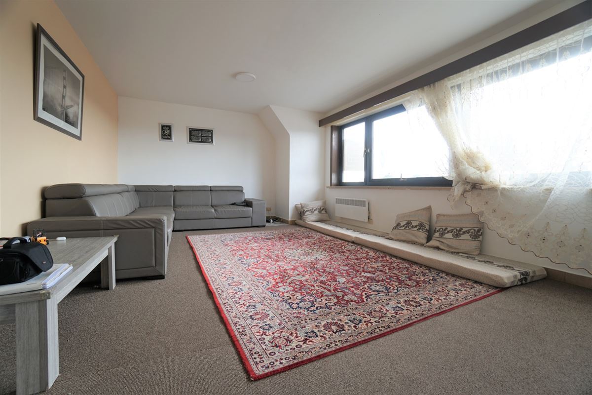 Ruim appartement met 3 slpk, terras, zolder en garage nabij scholen, winkels en openbaar vervoer