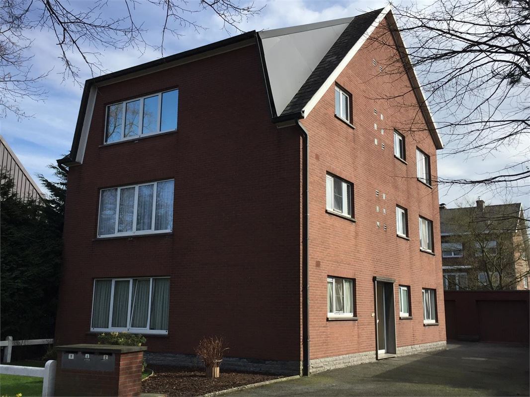 Opbrengsteigendom met 3 appartementen en 3 garages