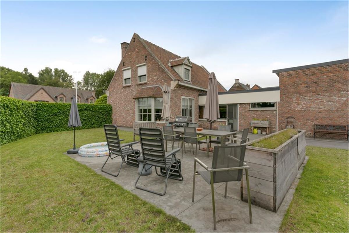 Villa met 6 slaapkamers en atelier/magazijn op 1.615 m² in residentiële buurt te Doorslaar