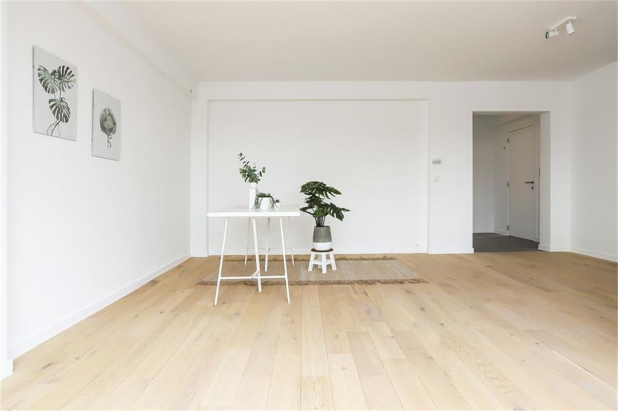 Volledig vernieuwd en instap klaar appartement (2de verd.) met 2 slpk en terras