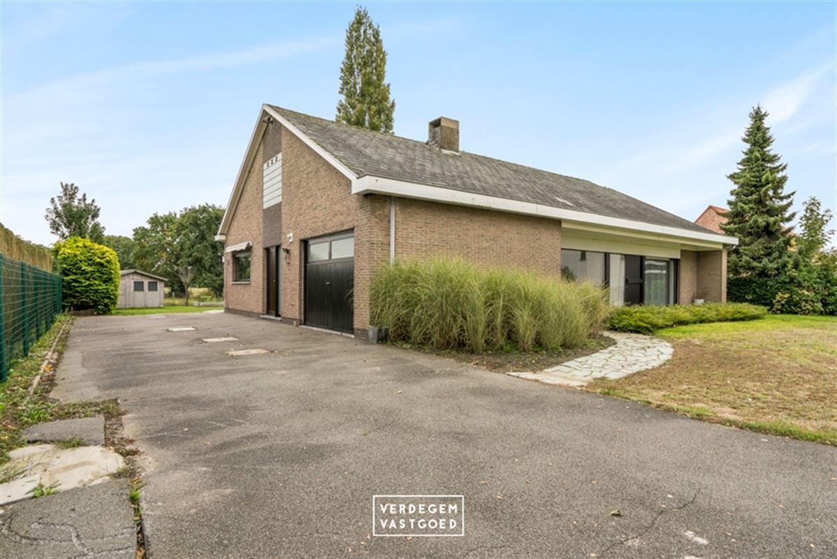 Gelijkvloerse villa met prachtige zichten, 3 slpk, inpandige garage en immense zolder. Check de mogelijkheden