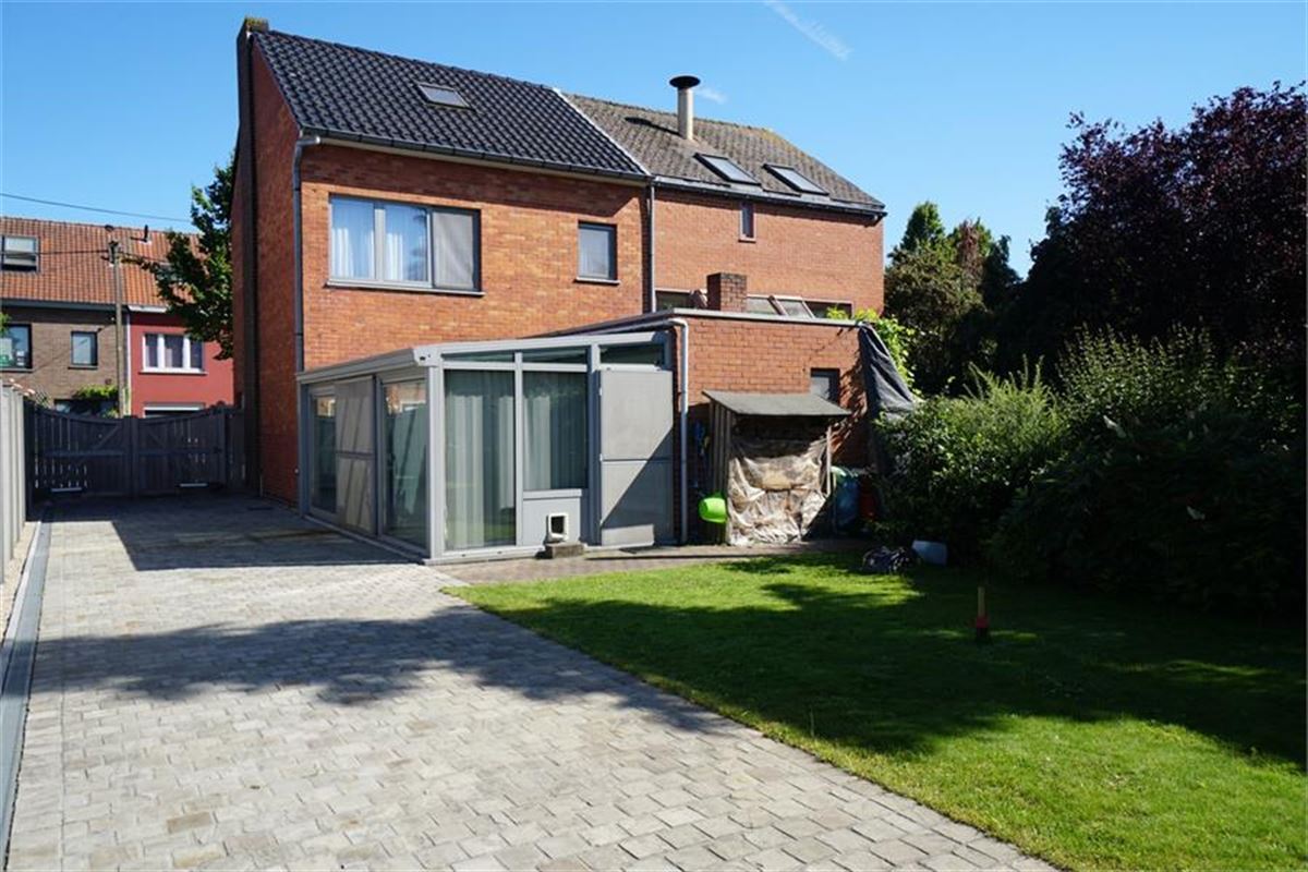 Instapklaar en perfect onderhouden HO woning met 3 slpk, garage en tuin