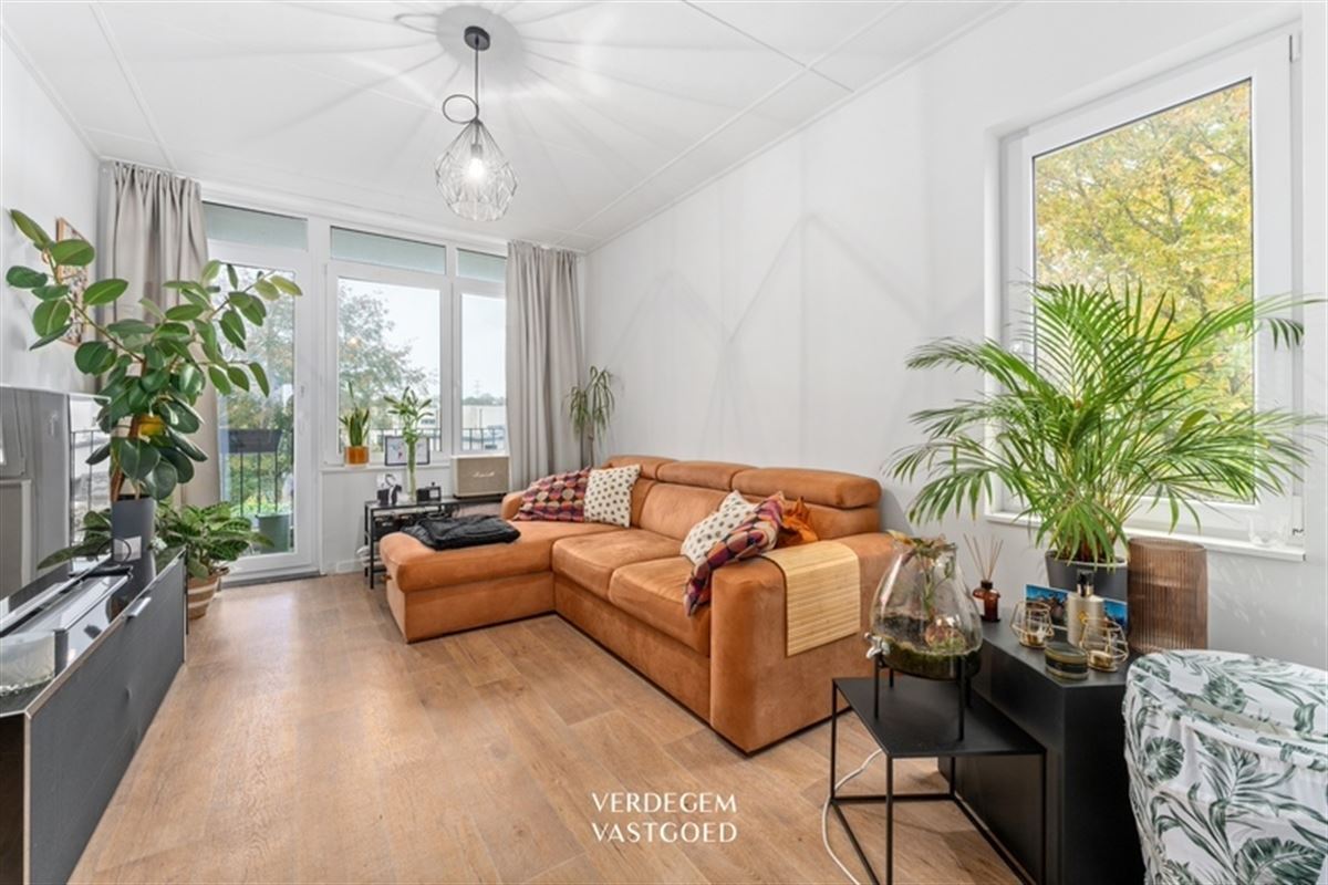 Knap gerenoveerd appartement met garage en knus terras