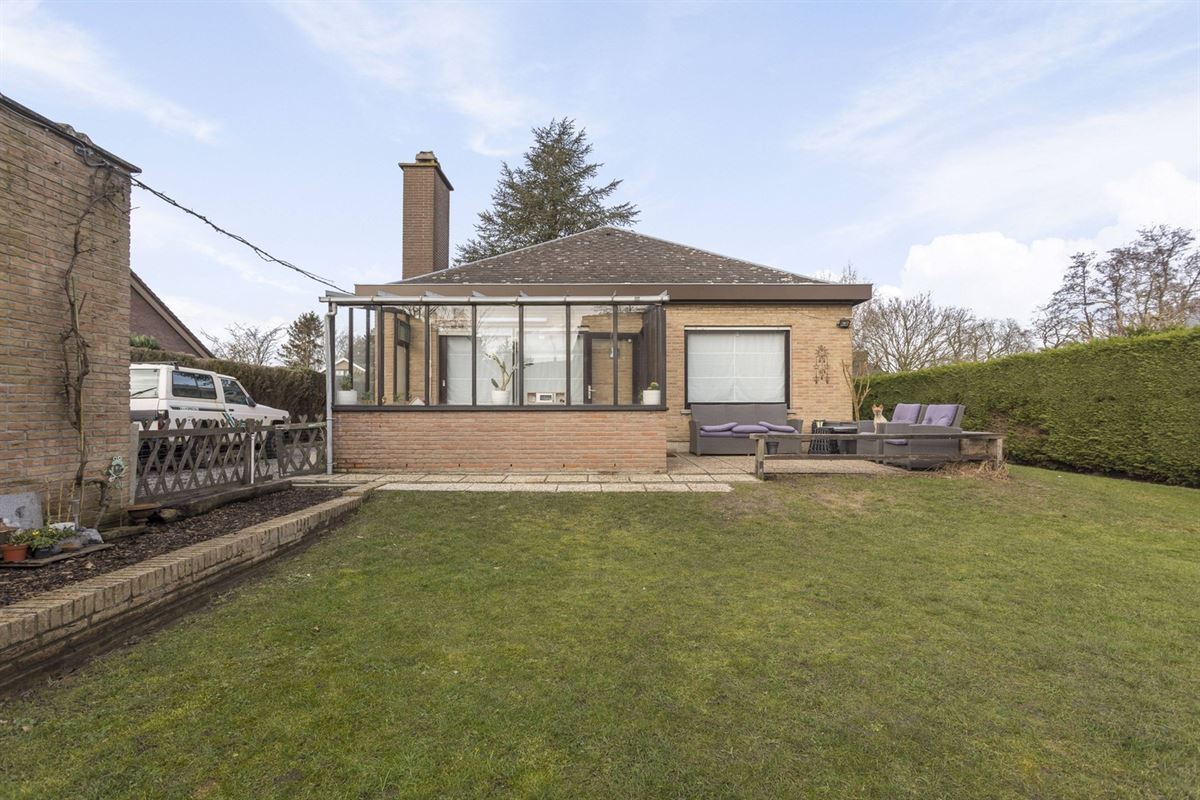 Bungalow op topligging met 2 slpk, dubbele garage en tuin van 880m²