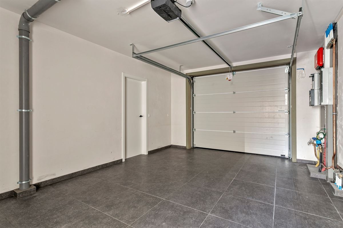 Prachtig nieuwe woning met 4 slpk, tuin en inpandige garage nabij het centrum van Evergem