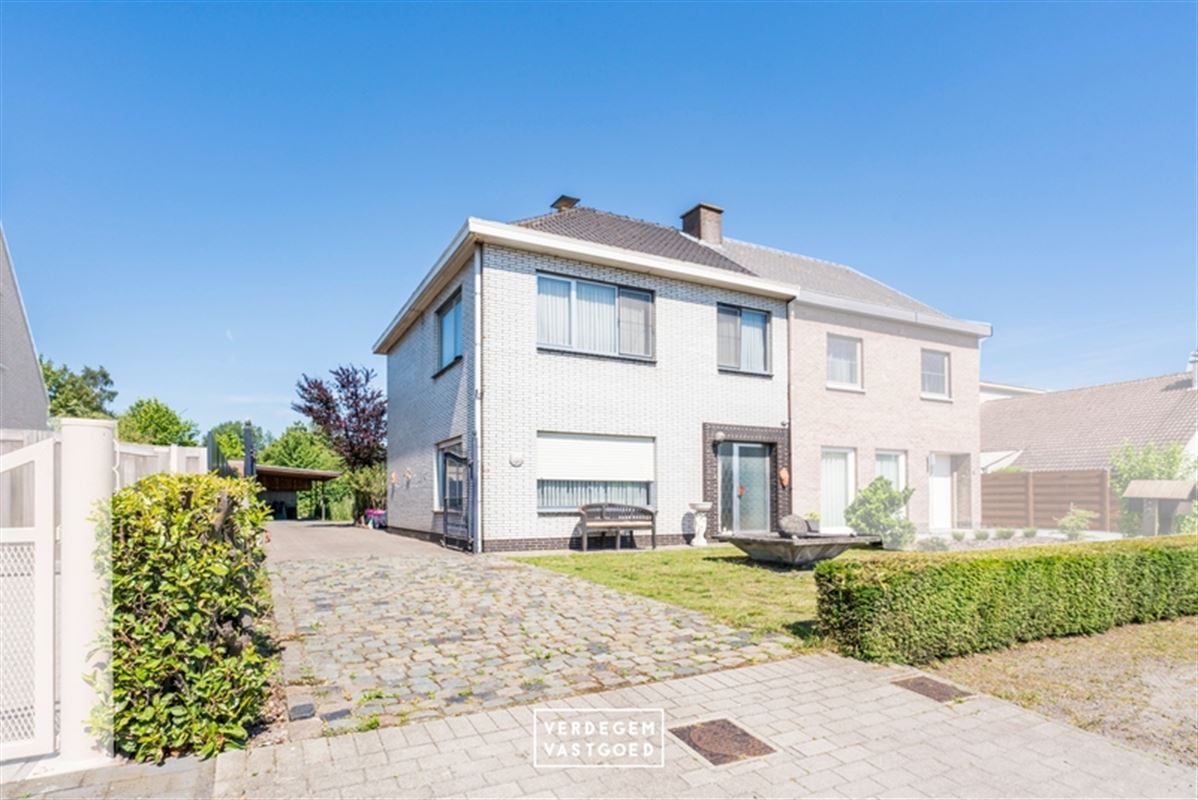 Goed onderhouden halfopen woning met 3 slpk, patio en vijver in het groene Wachtebeke