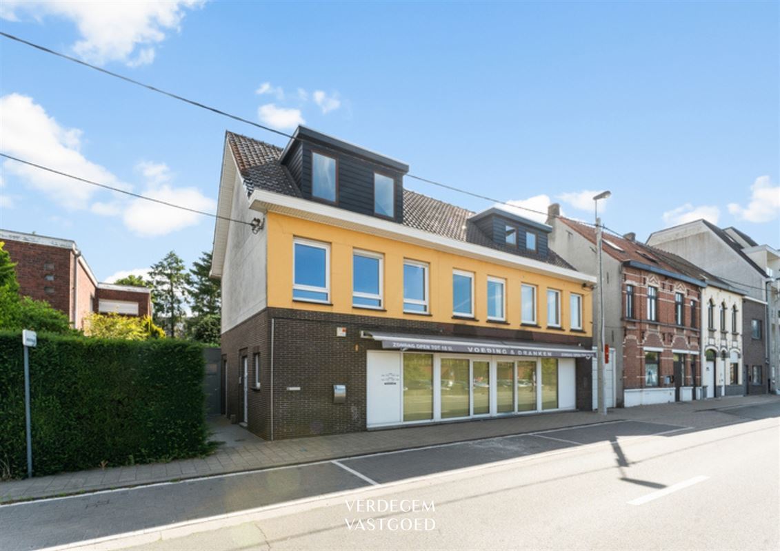 Handelsruimte met magazijn, woonst en appartement aan station Evergem