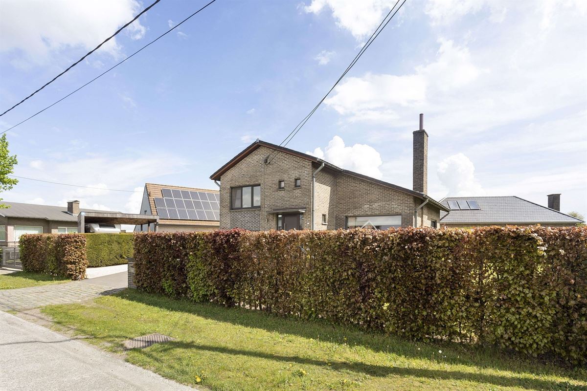 Instapklare en charmante woning in het landelijke Assenede met inpandige garage, knappe tuin en geweldige multifunctionele bijbouw