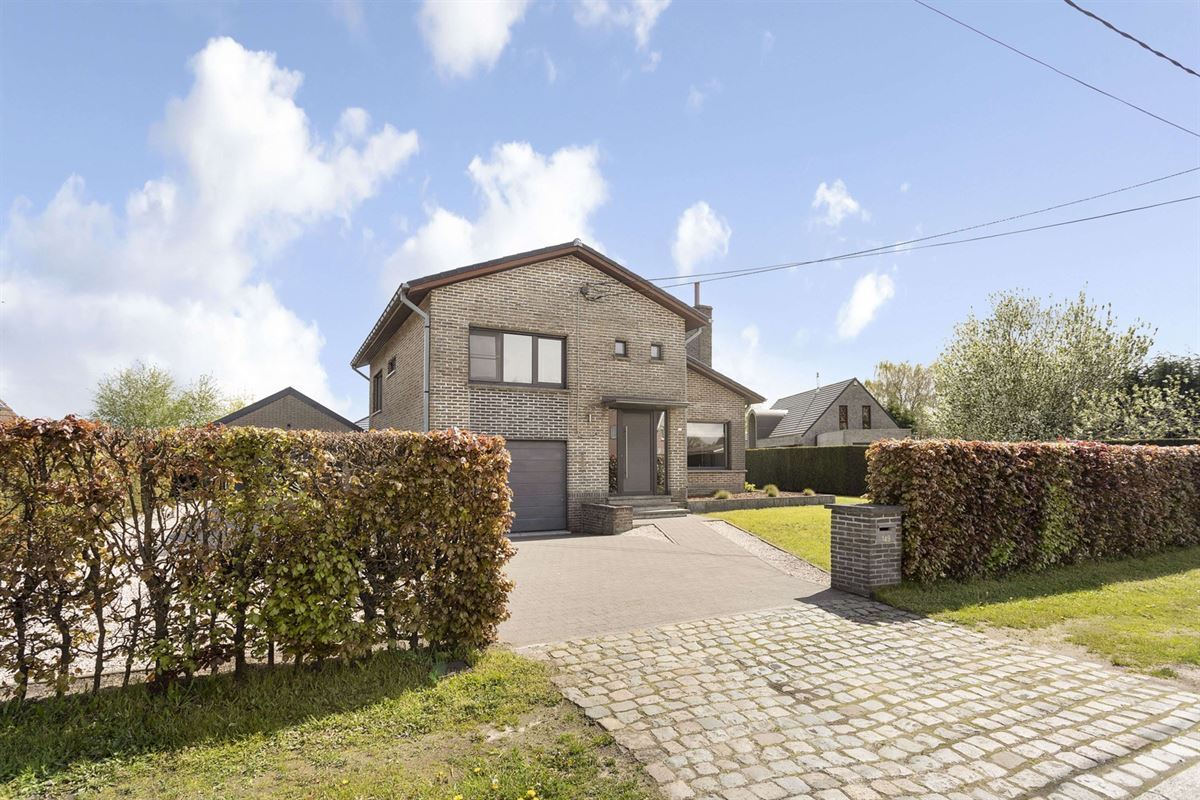 Instapklare en charmante woning in het landelijke Assenede met inpandige garage, knappe tuin en geweldige multifunctionele bijbouw