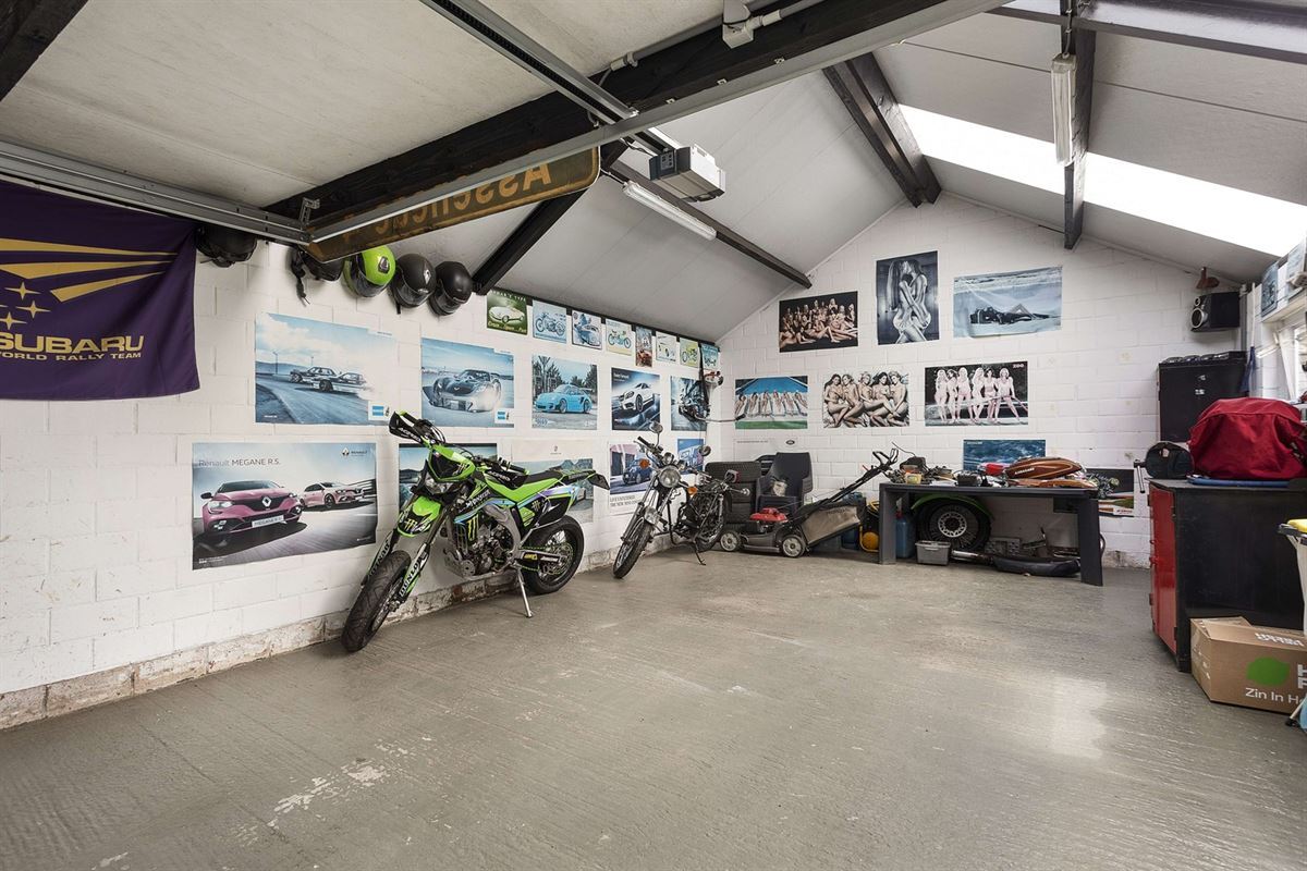 Instapklare en charmante woning in het landelijke Assenede met inpandige garage, knappe tuin en geweldige multifunctionele bijbouw