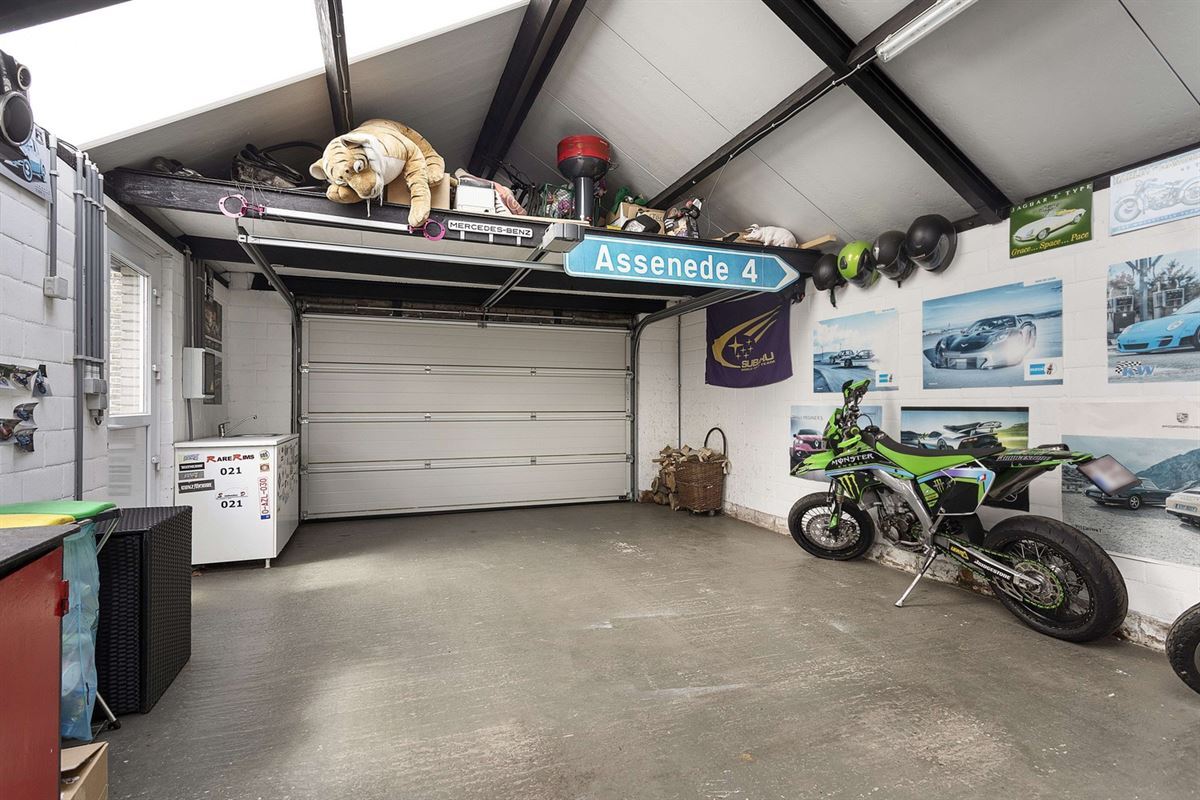 Instapklare en charmante woning in het landelijke Assenede met inpandige garage, knappe tuin en geweldige multifunctionele bijbouw