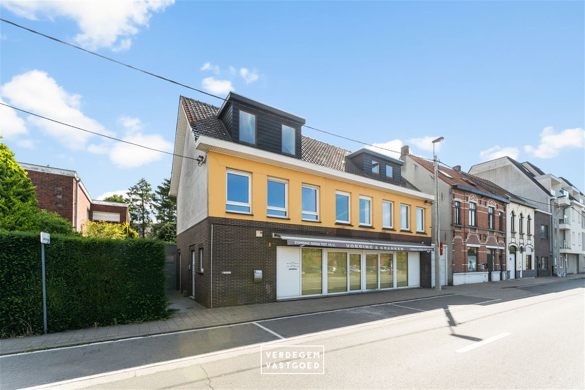 Handelsruimte met magazijn en woonst (3 slpk) + appartement (3 slpk) aan station Evergem