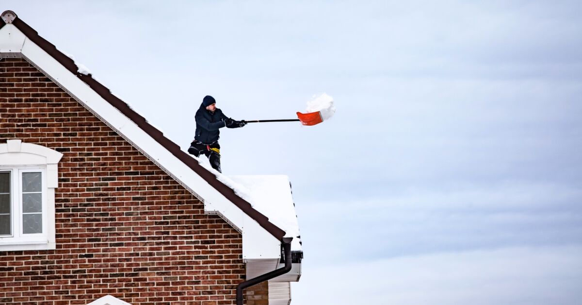 Skotta ditt tak för att vara säker på att försäkringen täcker eventuella takskador
