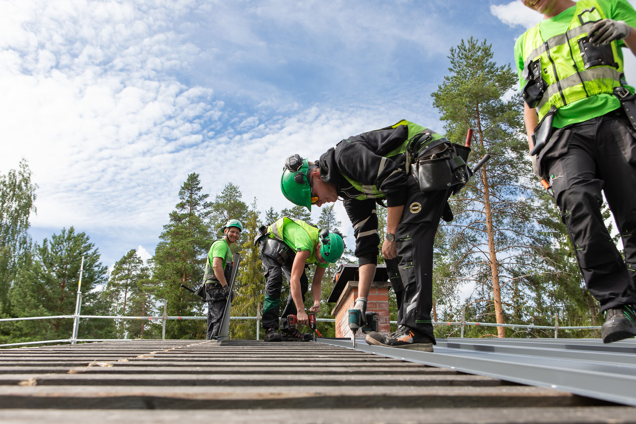 Vesiveks takmontörer installerar enligt leverantörens anvisningar. Därför kan vi erbjuda några va marknadens mest generösa garantier.