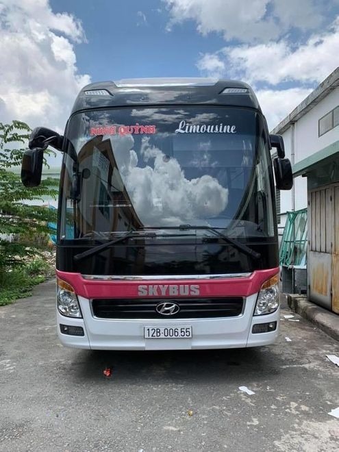 Xe Ninh Quỳnh Car Vip Mặt trước xe Limousine 25 chỗ VIP