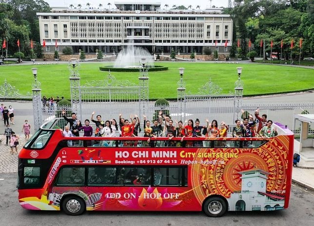 Xe Hop on-Hop off Bên hông xe Bus 42 chỗ