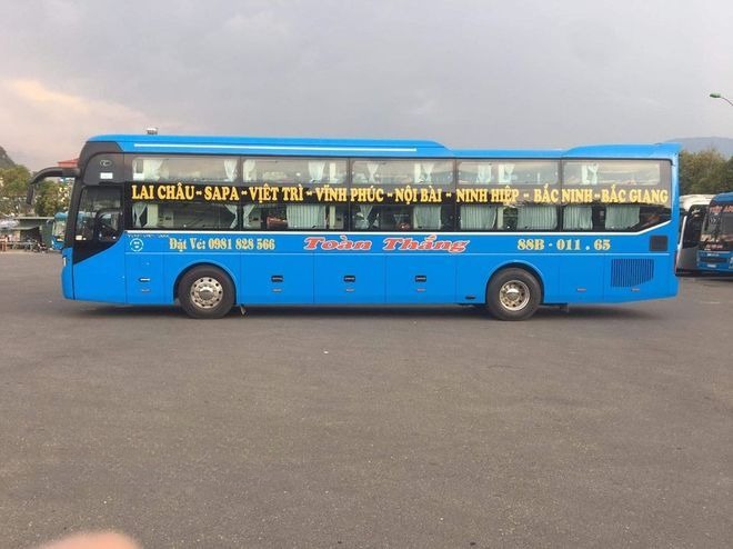 Xe Toàn Thắng Bên hông xe Limousine giường phòng 22 chỗ