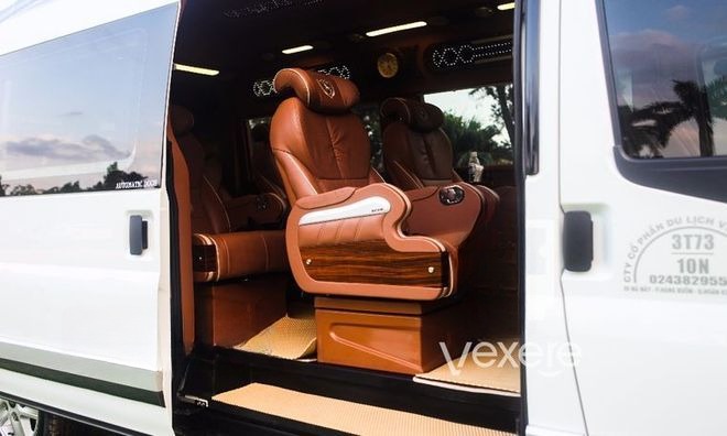 Xe Pumpkin Limousine Bên hông xe Limousine 9 chỗ VIP