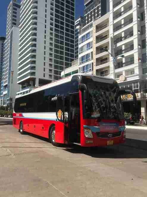 Xe Happy Travel Bus Mặt trước xe Bên hông xe Giường nằm 46 chỗ