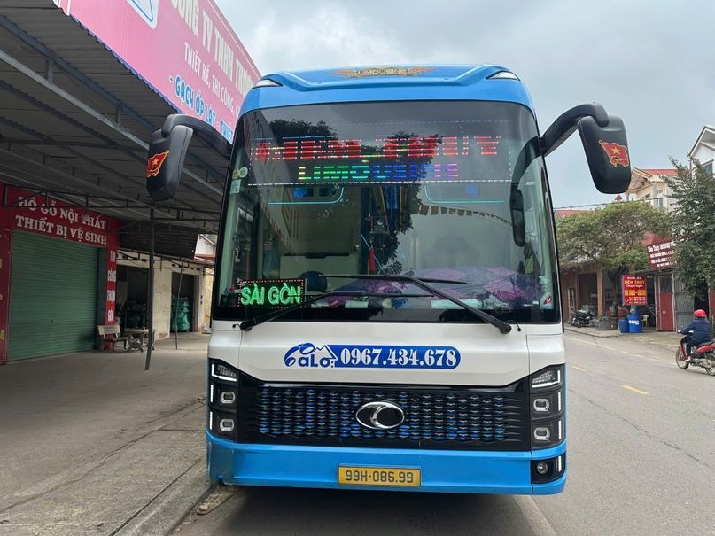Xe Liêm Thùy Mặt trước xe Bên hông xe Limousine giường phòng 24 chỗ