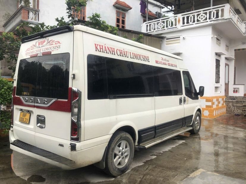 Xe Khánh Châu Mặt sau xe Limousine 9 chỗ 
