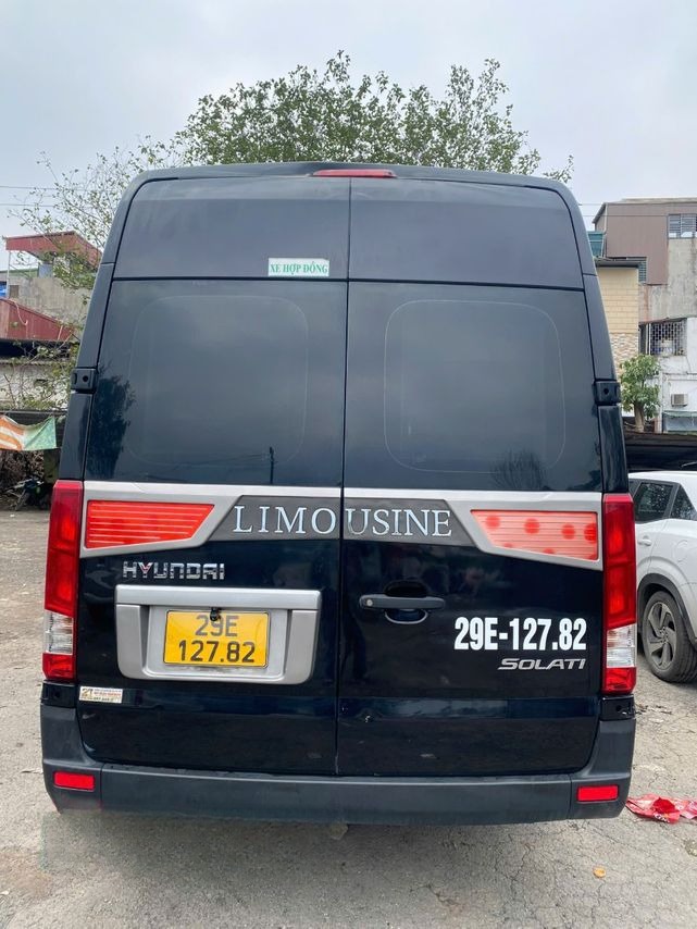 Xe First Class Puluong Mặt sau xe Limousine 11 chỗ
